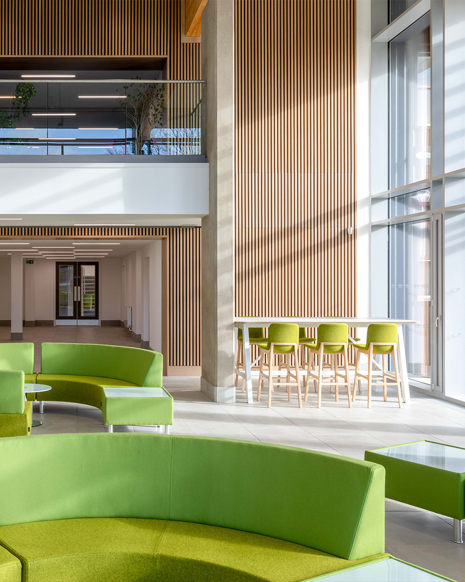 5CoLabs-Cambridge_Entrance-Lounge-High-Ceiling_Journey-B960