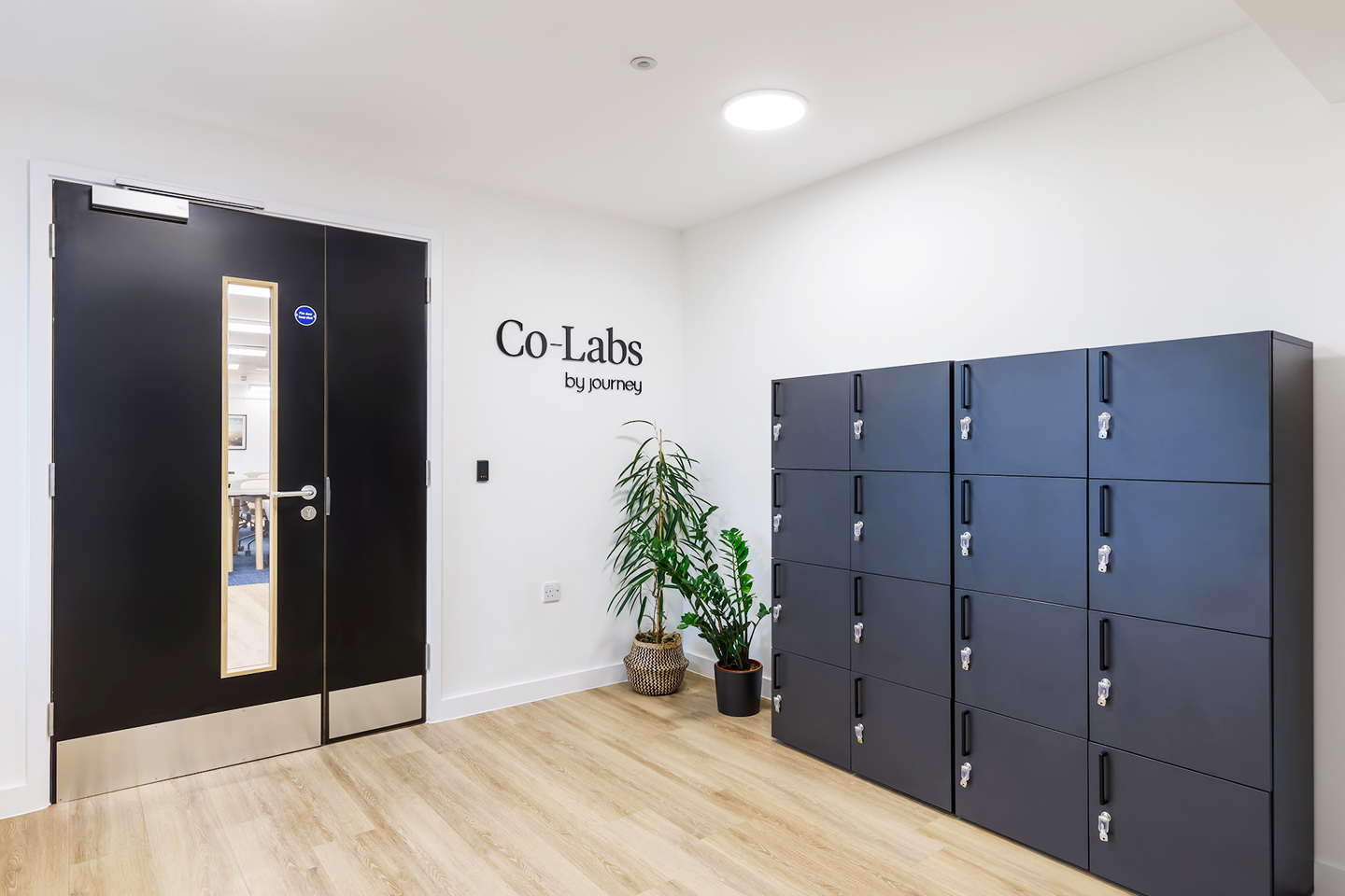 610CoLabs-Cambridge_private-entrance-storage_Journey-C1440