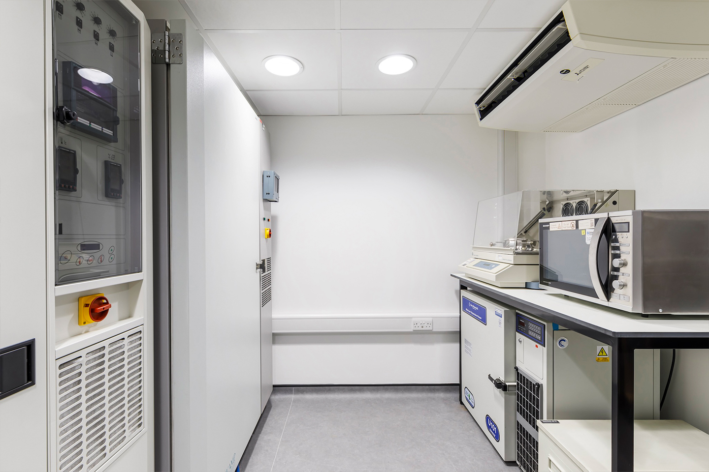 67CoLabs-Cambridge_shared-equipment-room_Journey-C1440